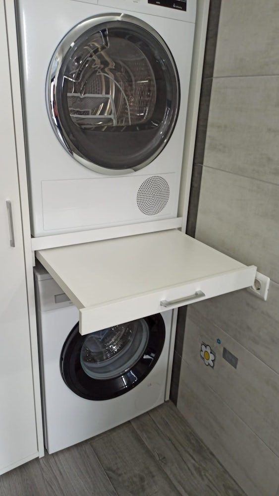 Waschturm Dank der Ausziehplatte des Waschmaschine Trockner Schranks kannst du deine Waschmaschine und Trockner einfach trennen.