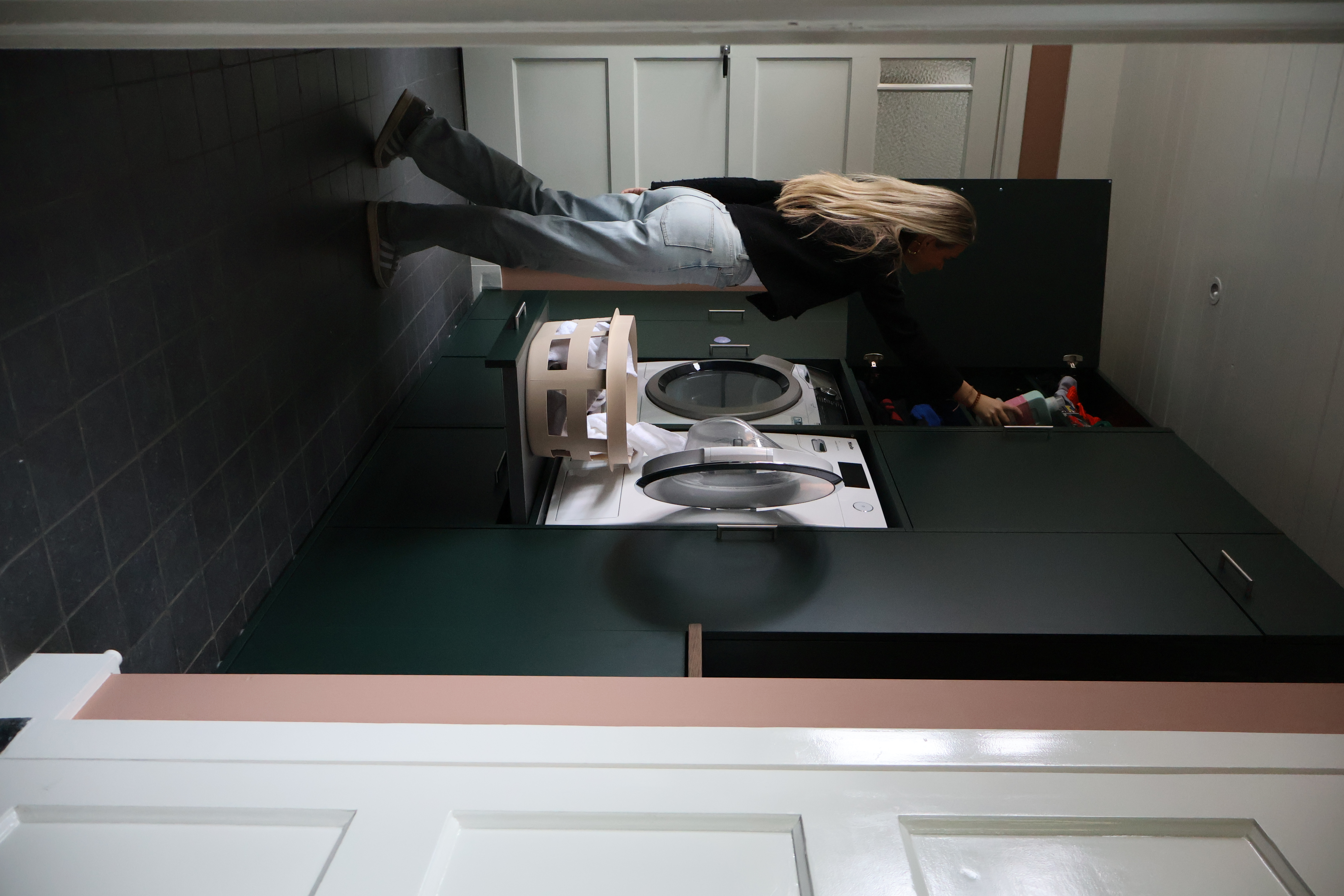 Donker groene wasmachine kast van Wastoren met tevreden klant