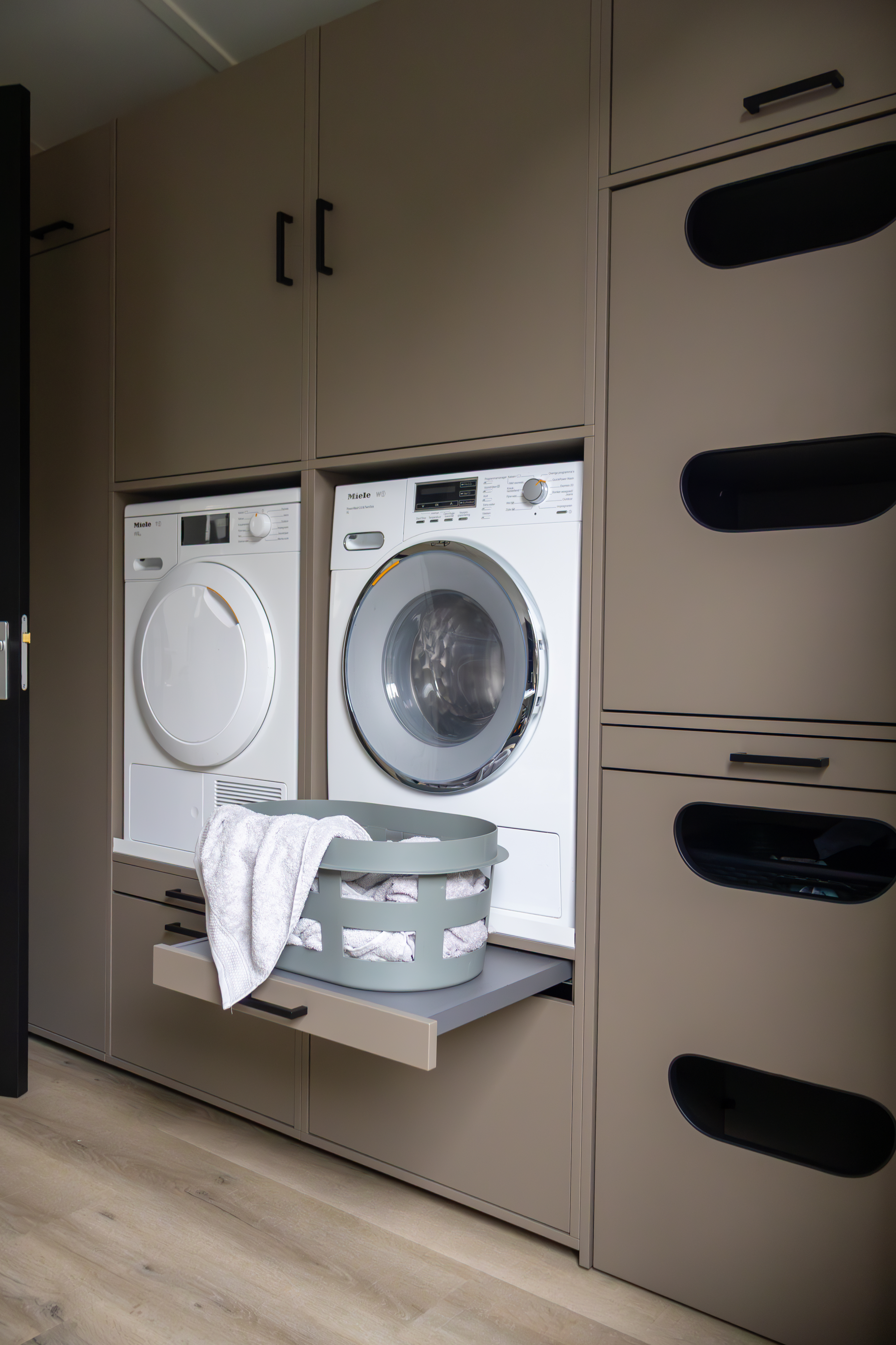 Entdecken Sie vier praktische Wasch- und Putztipps für Ihre Waschküche! Erfahren Sie wie Sie Ihren Waschmaschinenschrank in modernen Farben, wie Dunkel Taupe, sauber machen können.