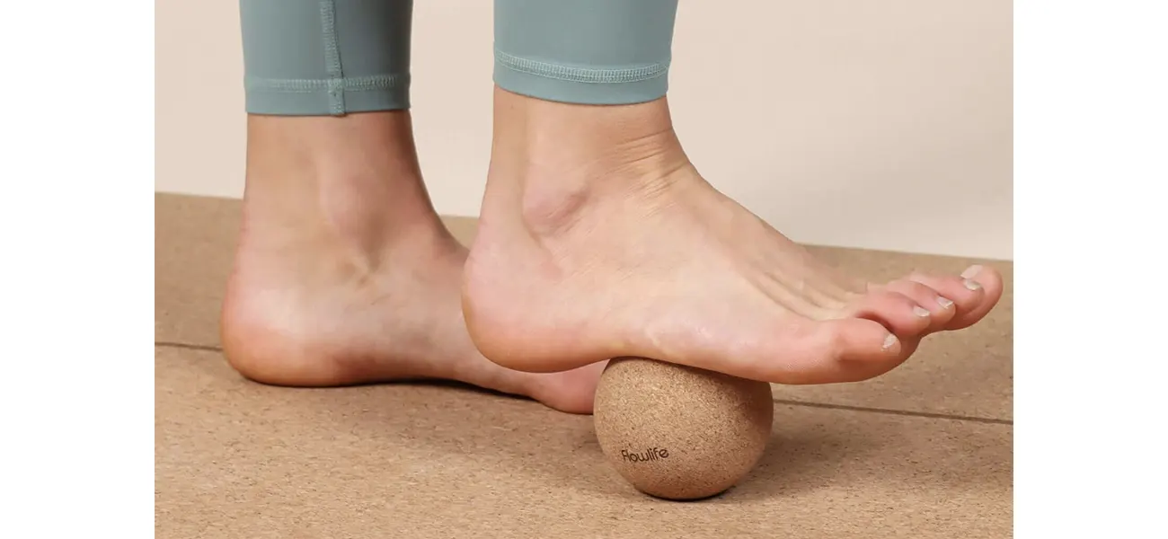 En fot som masserar undersidan av foten med hjälp en en triggerball från Flowlife.