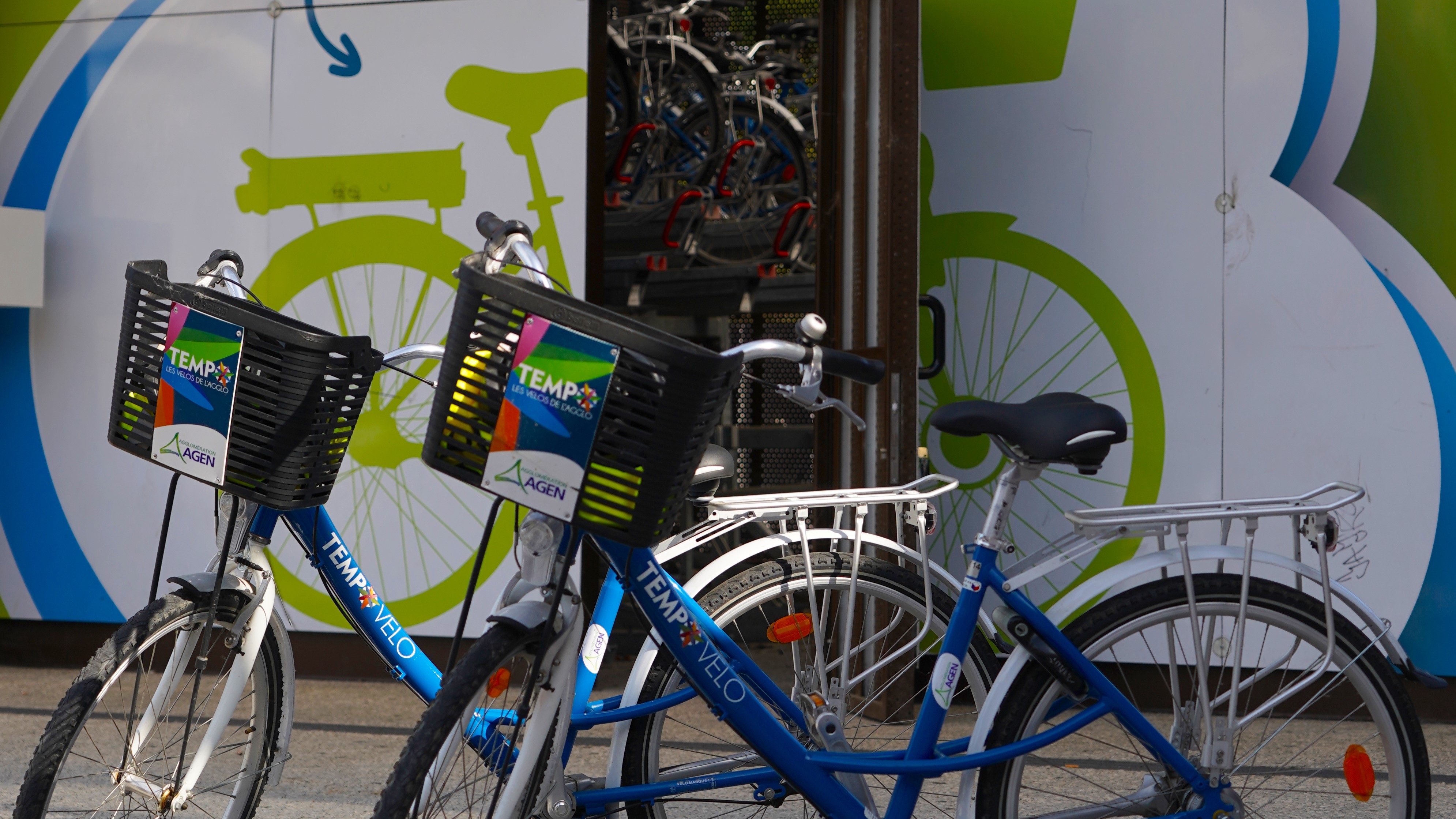 Photo de deux vélos TEMPOVELO  électriques