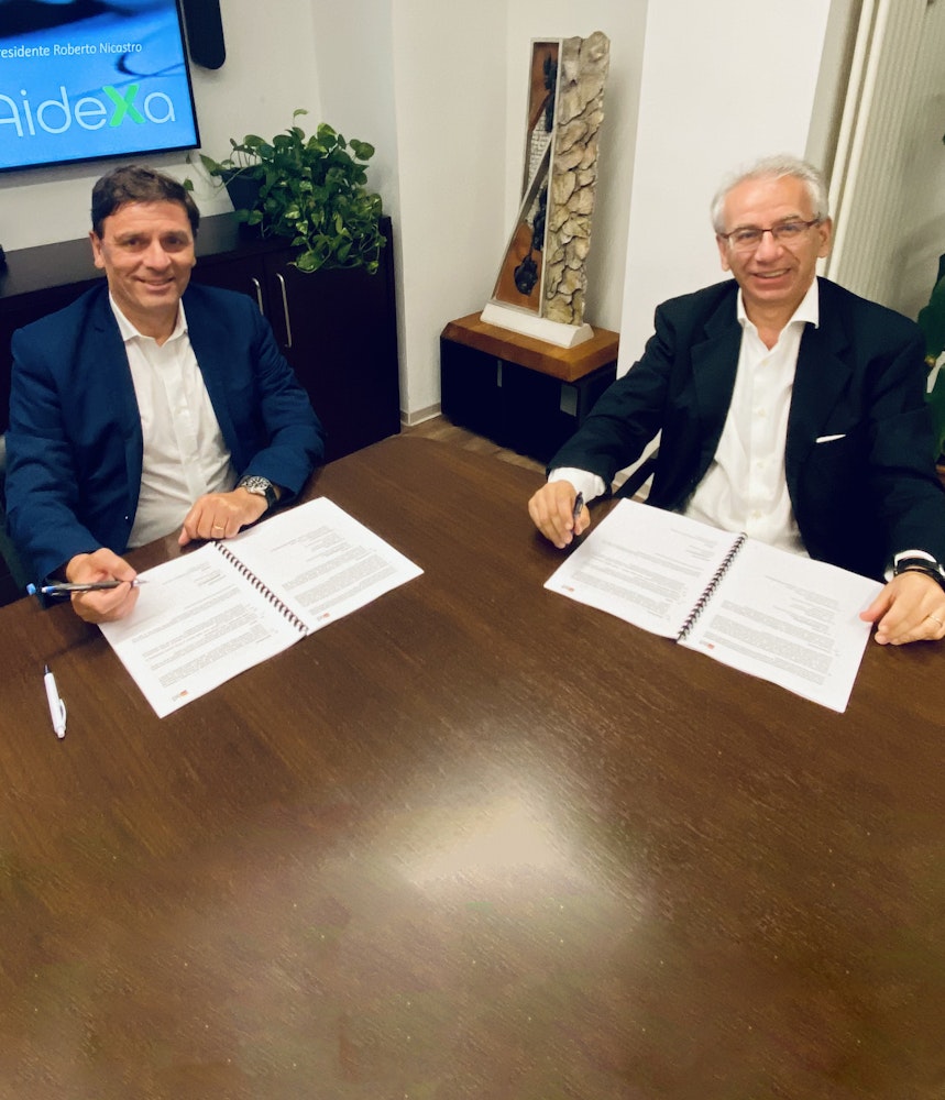 Roberto Nicastro, presidente di Banca AideXa, e Fabio Petri, presidente di Artigiancredito, sottoscrivono l'accordo