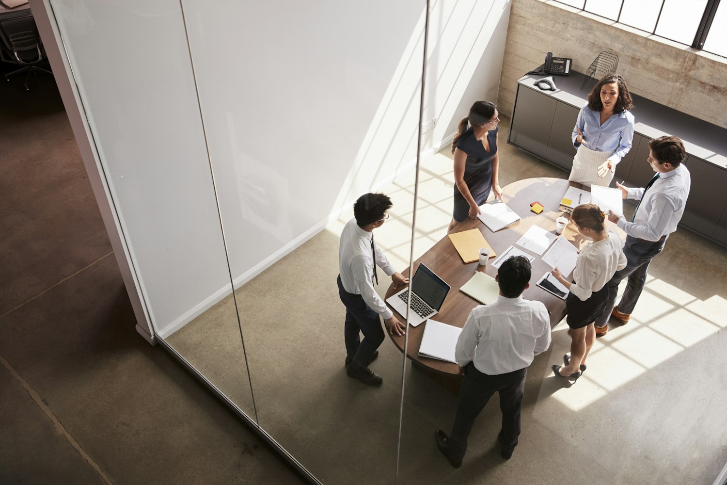 Manager durante un meeting, vista dall'alto