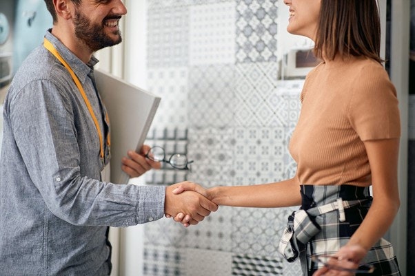 Due persone trovano un accordo stringendosi la mano