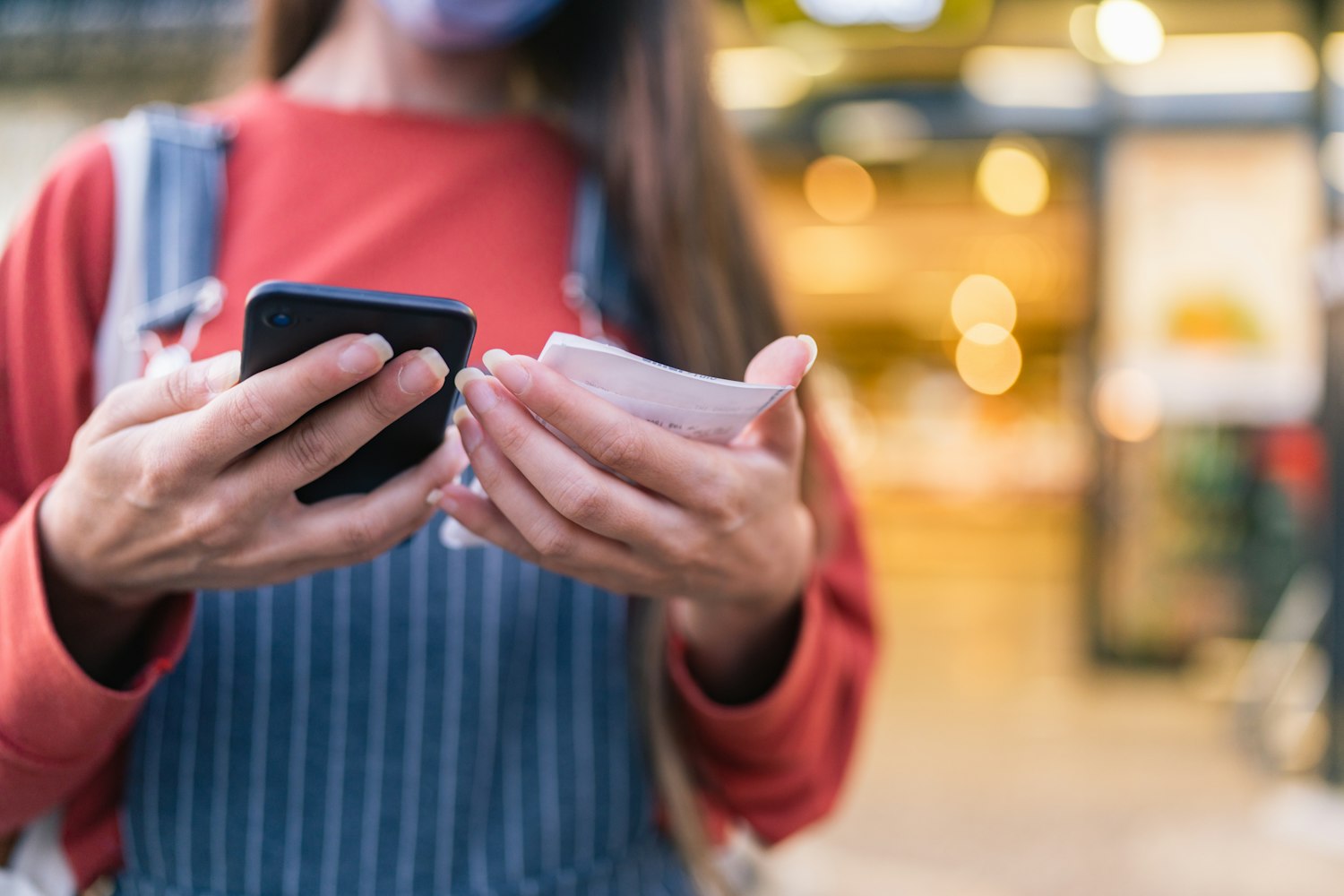 Ragazza controlla lo scontrino dopo un acquisto