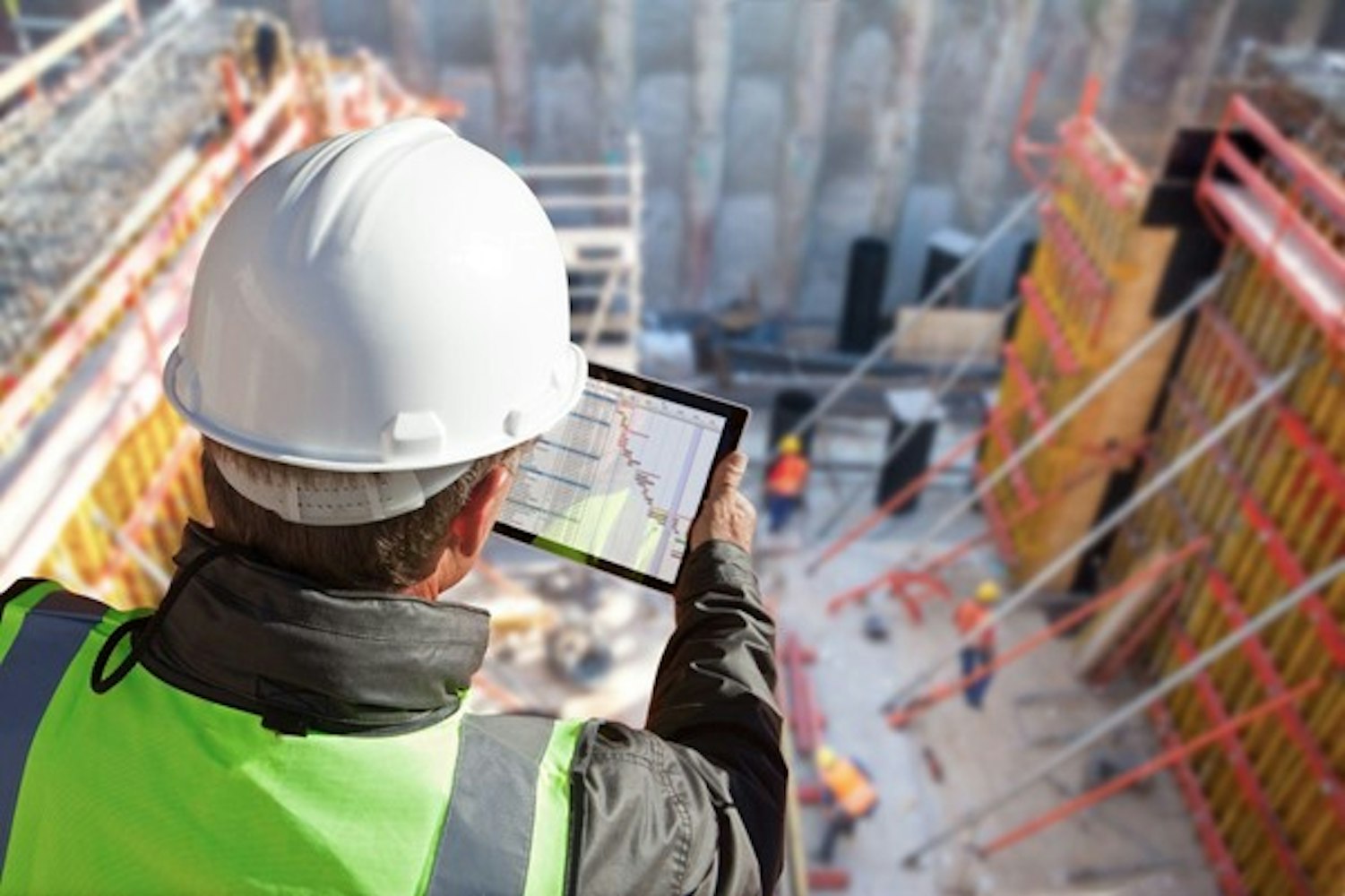 uomo in un cantiere