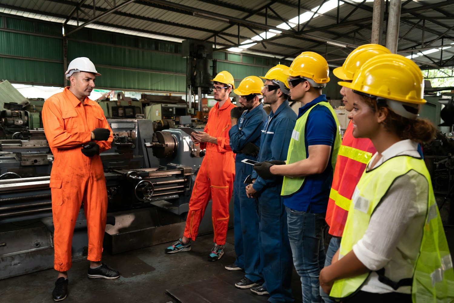 Dipendenti in formazione in una fabbrica