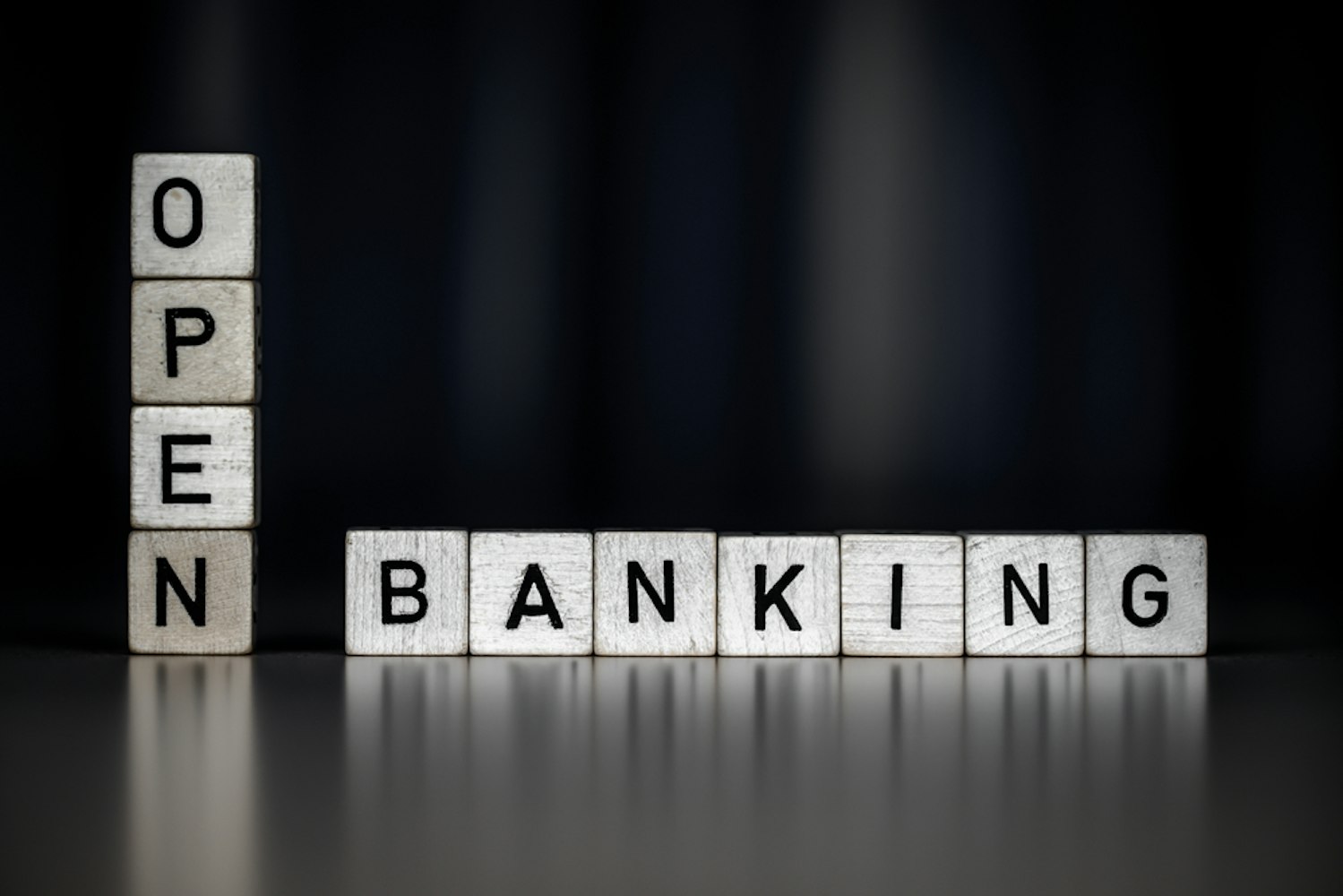 La paorla Open Banking come concetto su cubi di legno