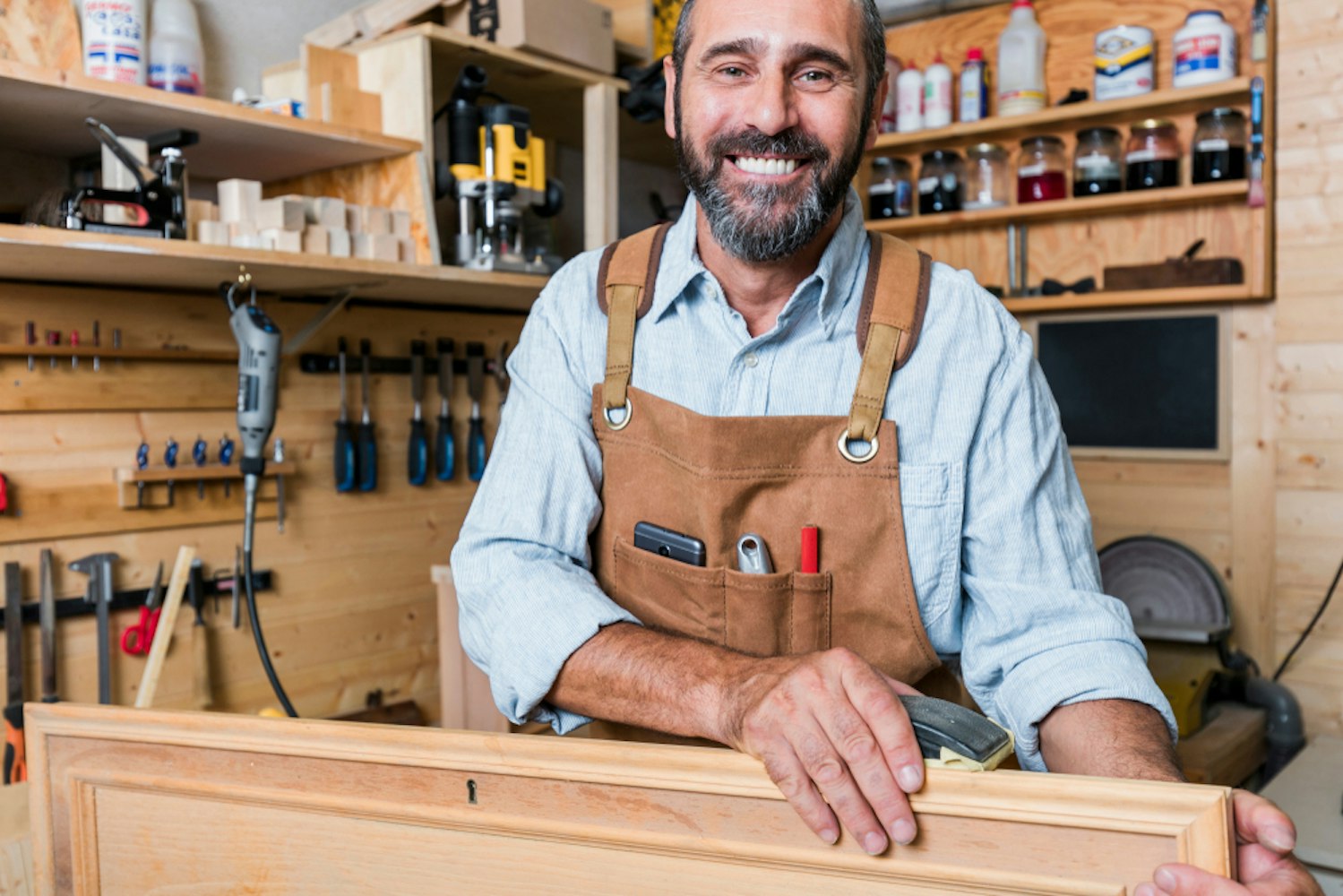 Un artigiano al lavoro nella sua azienda