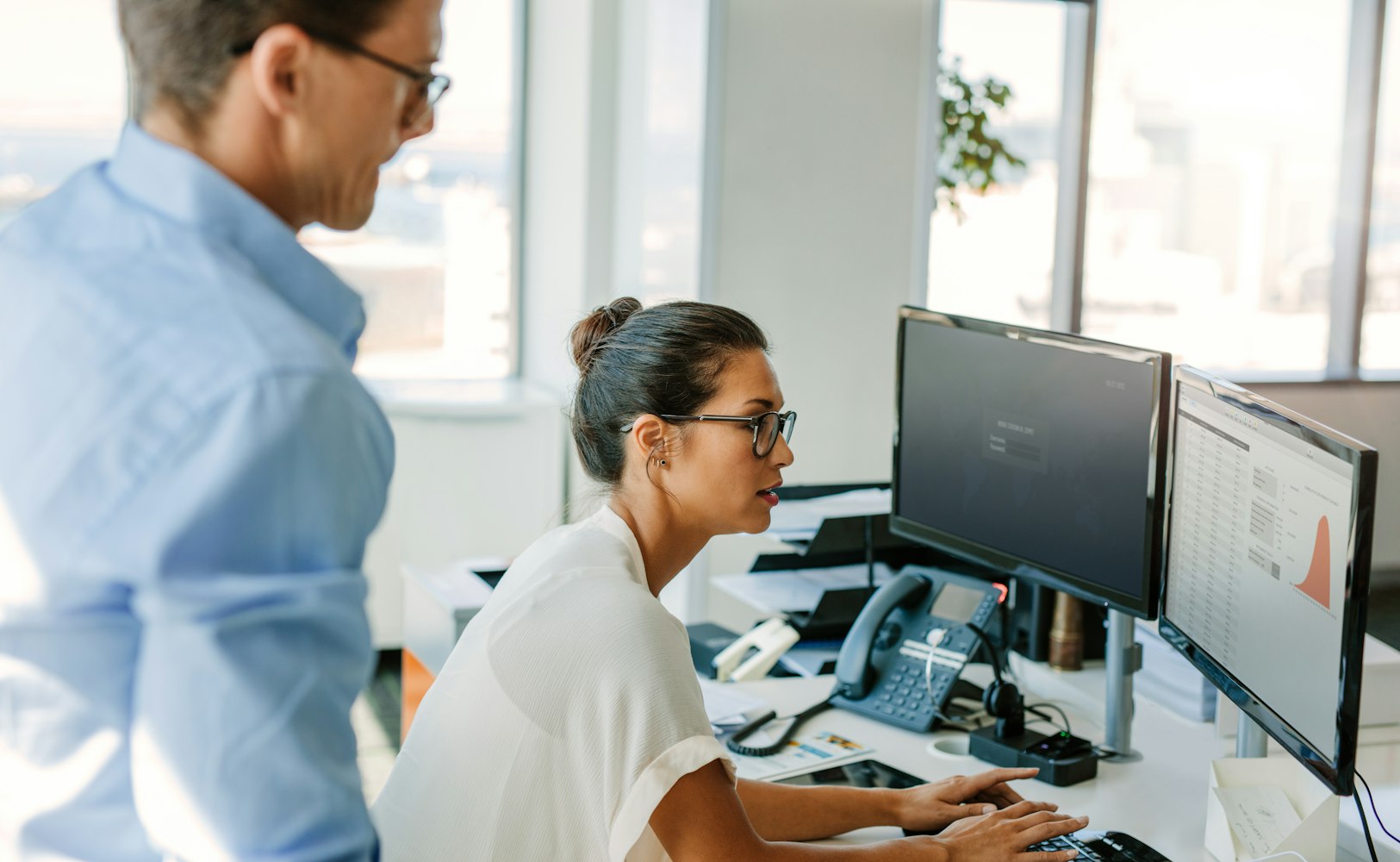 Persone che lavorano in ufficio davanti al pc