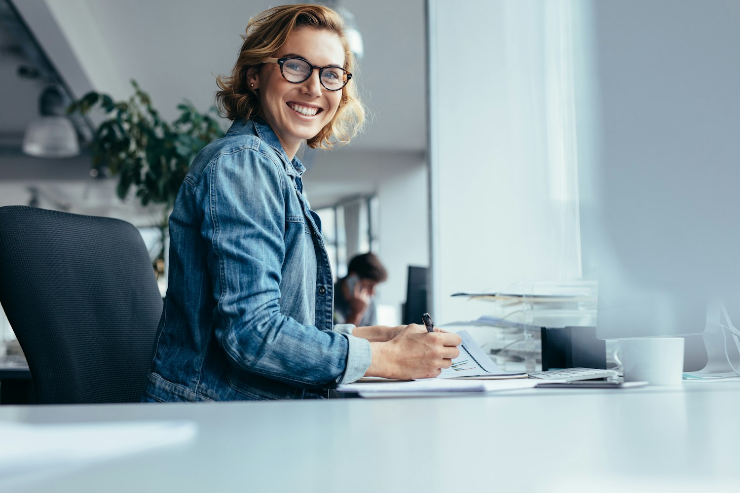 Imprenditrice al lavoro nel suo ufficio