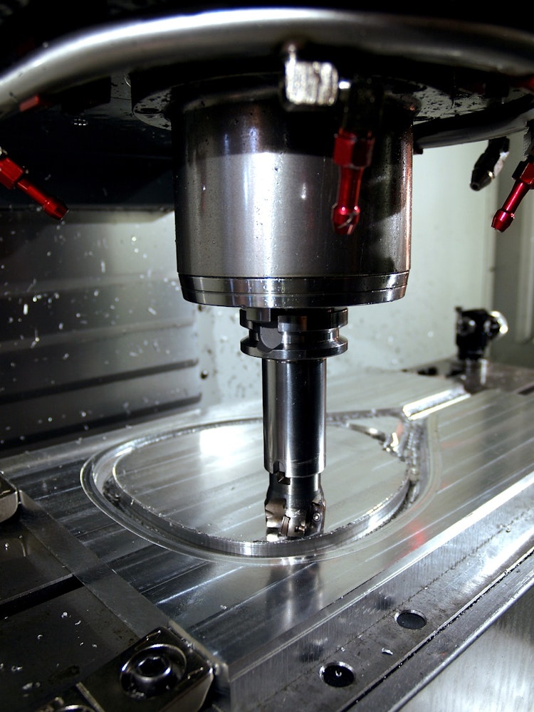 Foto di macchinario industriale che taglia il metallo