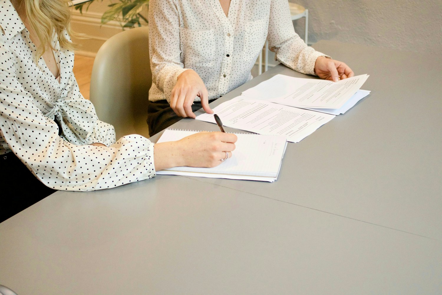 Foto di due donne che firmano documenti