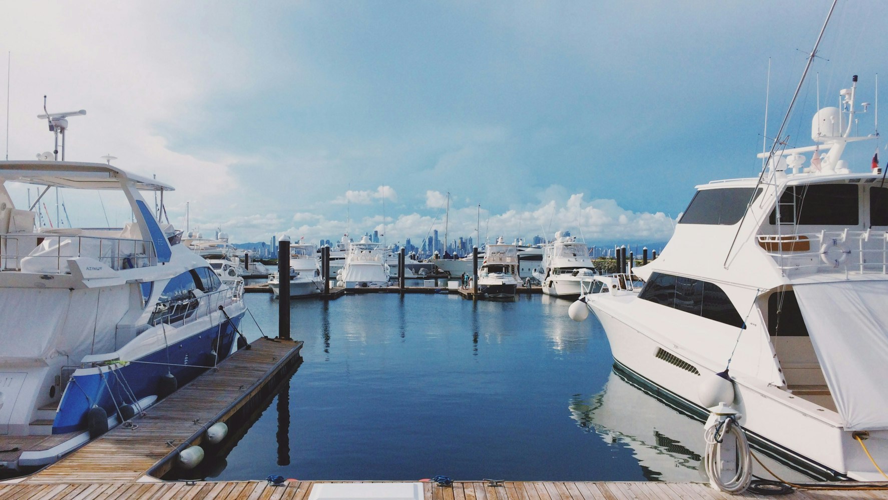 Foto di un porto con yacht attraccati