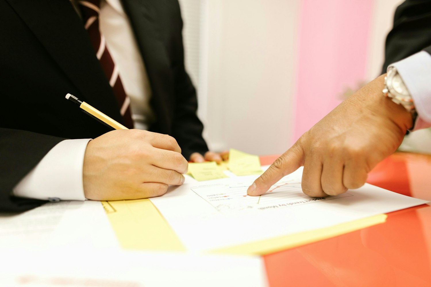 Foto di mani di due persone che firmano un contratto