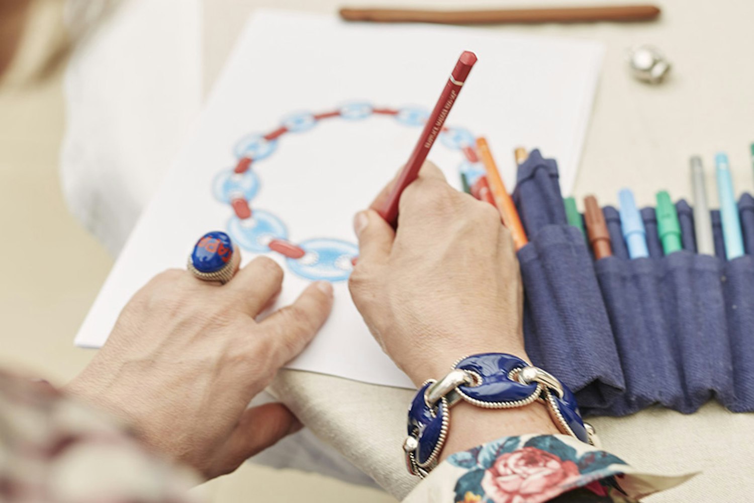Disegno del bozzetto di una collana Chantecler