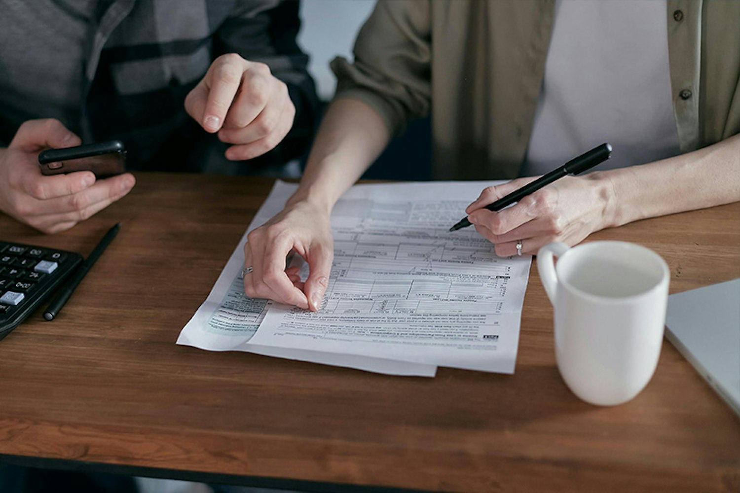 Persona che firma un documento bancario