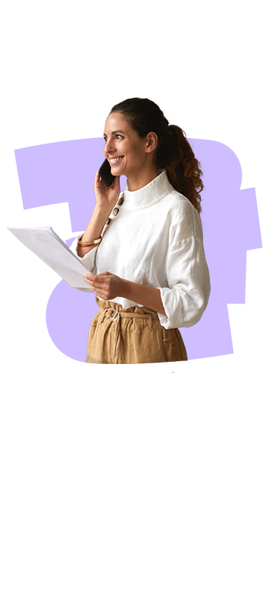 Donna al telefono con documenti in mano e smartphone interfaccia AideXa