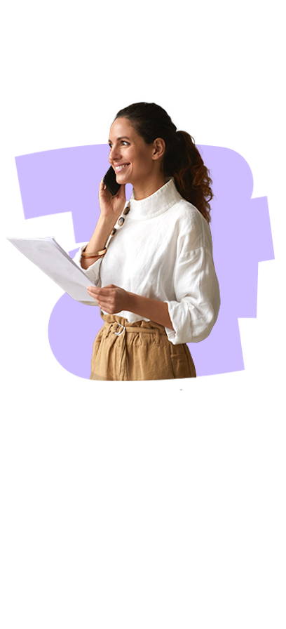 Donna al telefono con documenti in mano e smartphone interfaccia AideXa