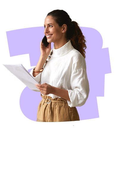 Donna al telefono con documenti in mano e smartphone interfaccia AideXa