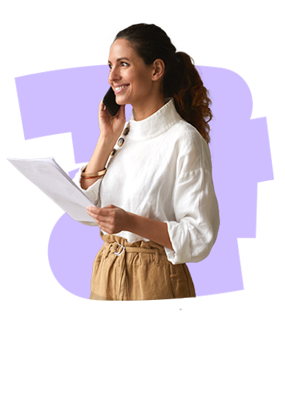 Donna al telefono con documenti in mano e smartphone interfaccia AideXa