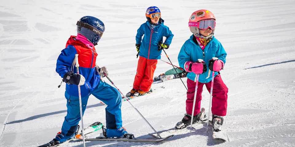 kids skiing