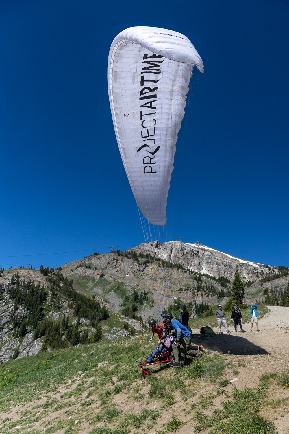 Tandem paragliding flight over Mount Cucco | Freedome