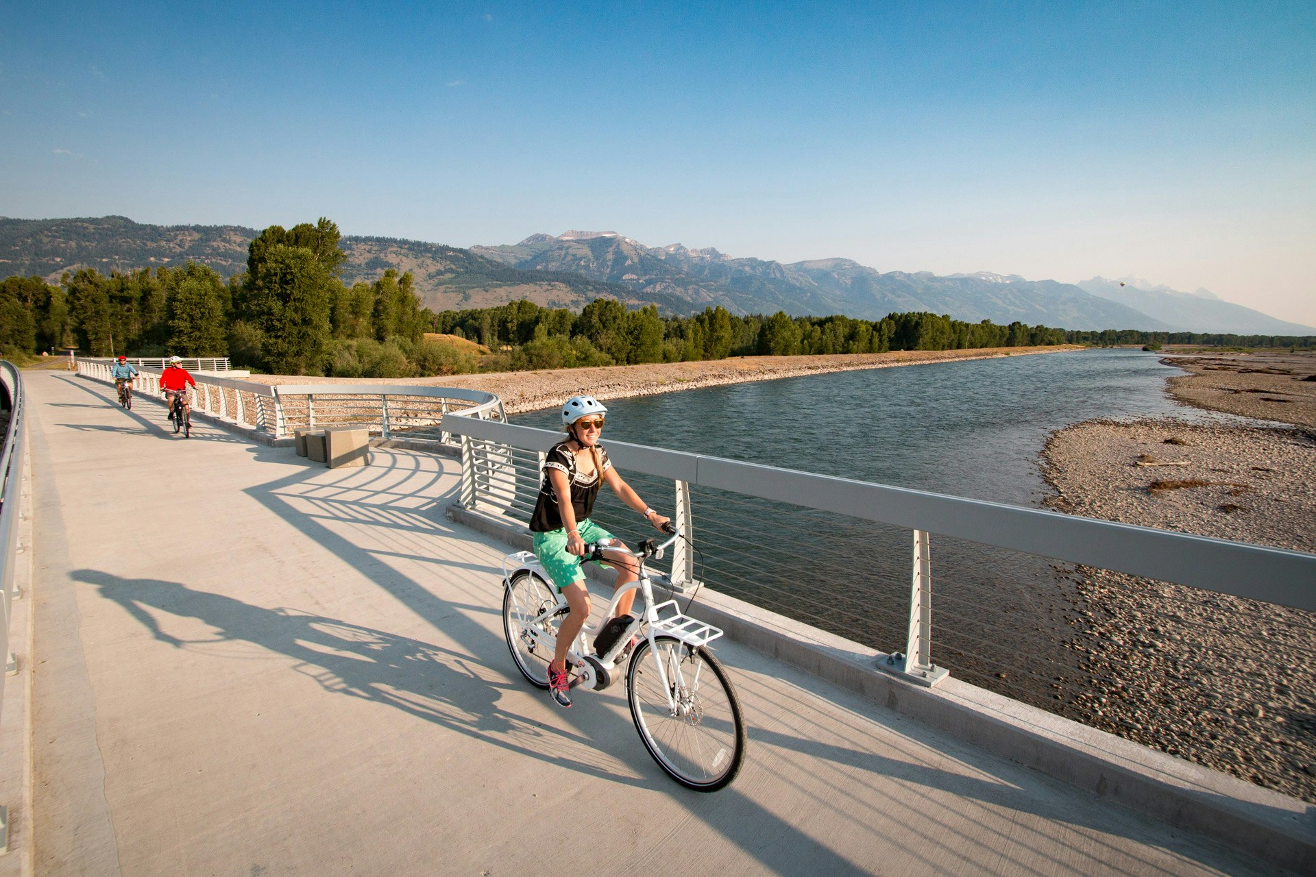 Pathway biking over the Snake River bridge