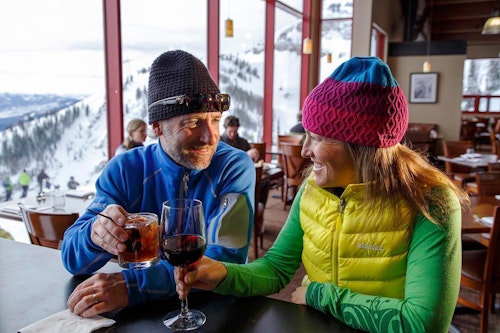 Couple enjoying drinks at Piste