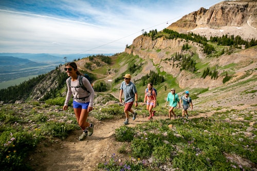 Group hiking the Cirque trail on a nice day