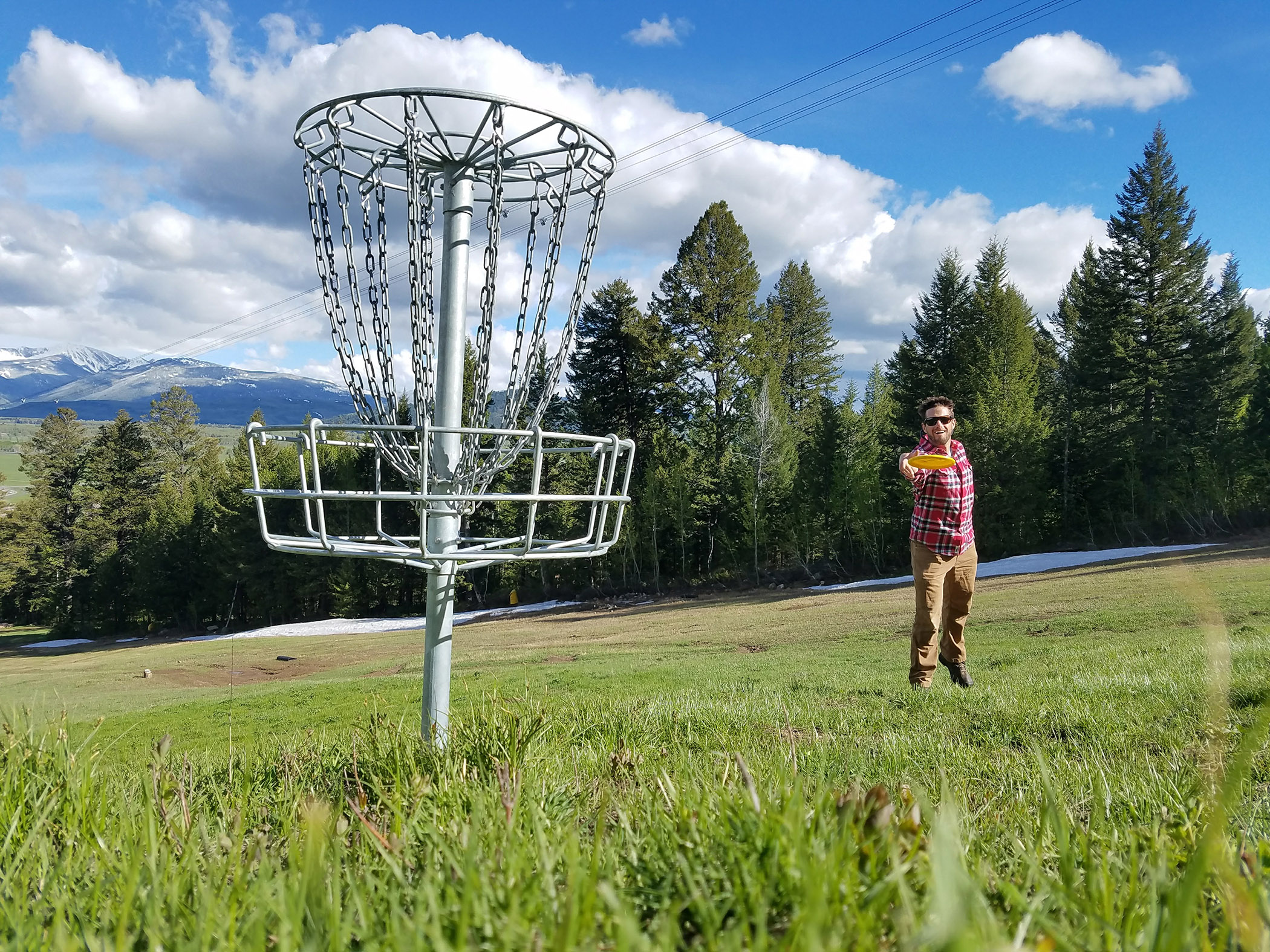 Man throwing a disc in the Disc Golf course
