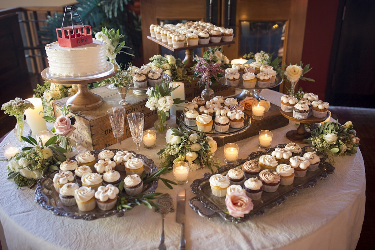 Beatiful wedding cake and cupcakes