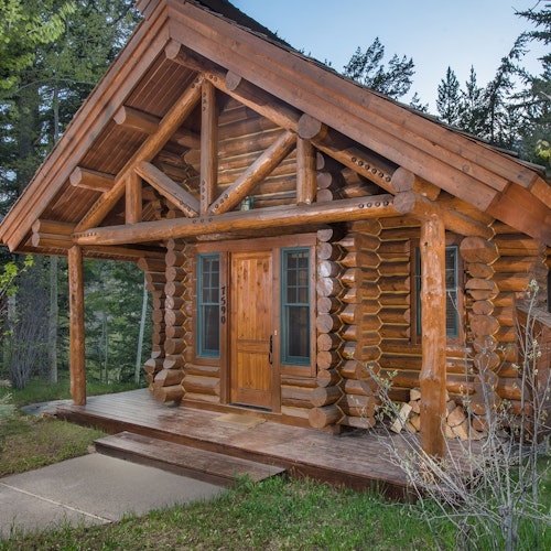 Quaint cabin in the summer