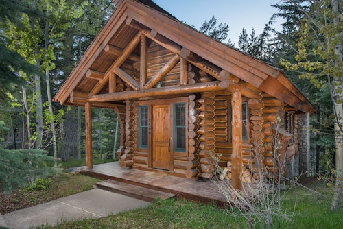 Quaint cabin in the summer