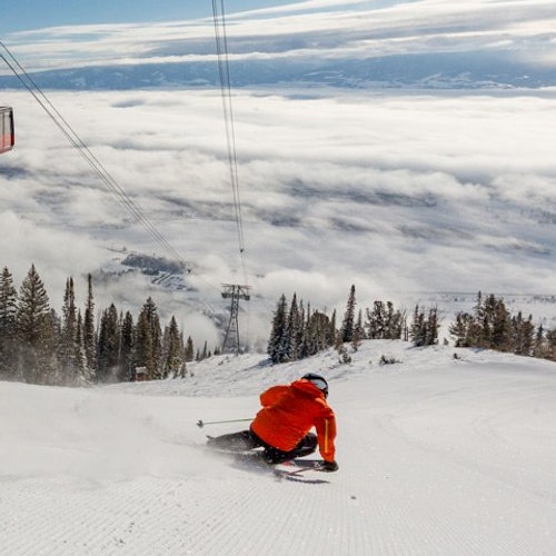 Skiing under the tram above the inversion