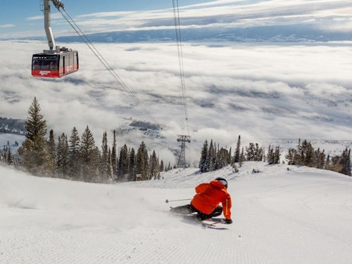 Skiing under the tram above the inversion