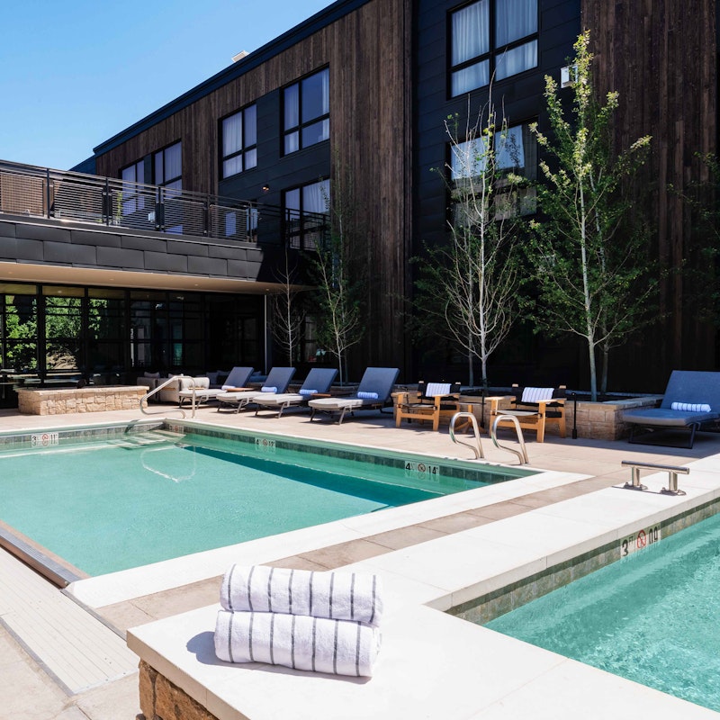 Relaxing modern pool deck at the Cloudveil