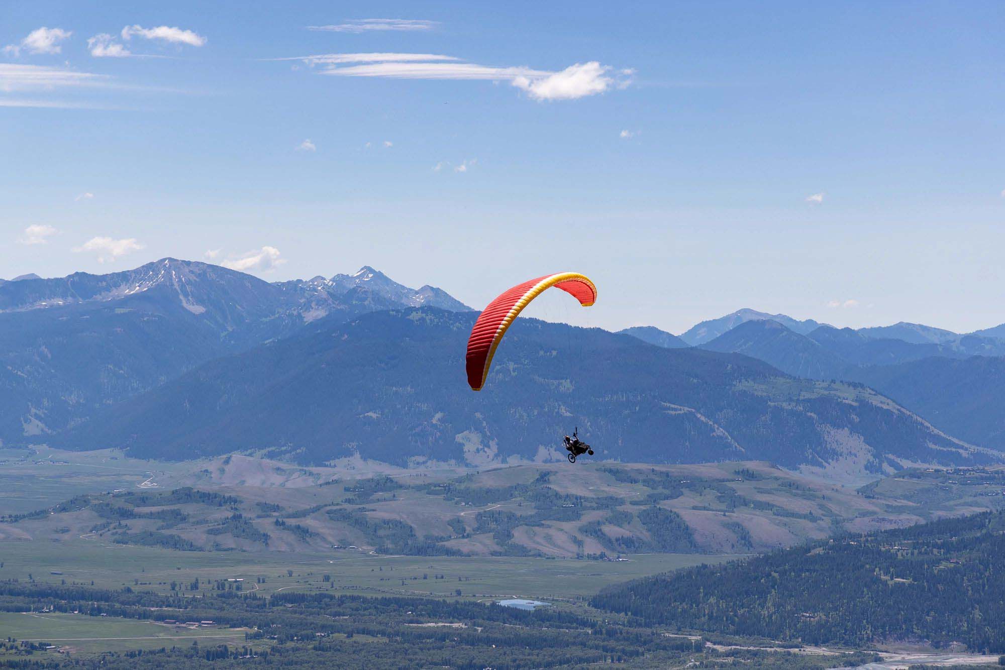 adaptive paragliding with mountains in background
