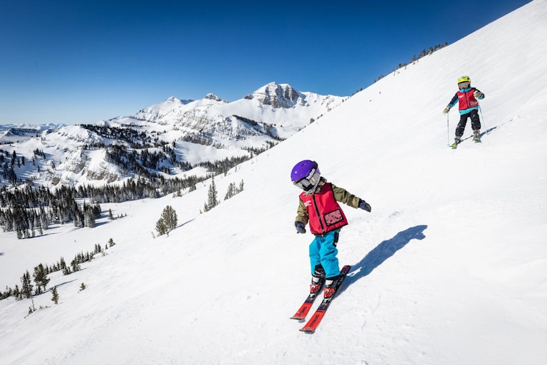 young kids skiing