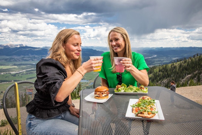 Women eating at Piste deck