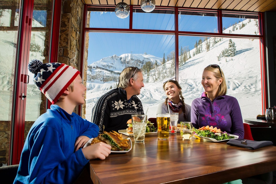 Family dining at Piste Mountain Bistro