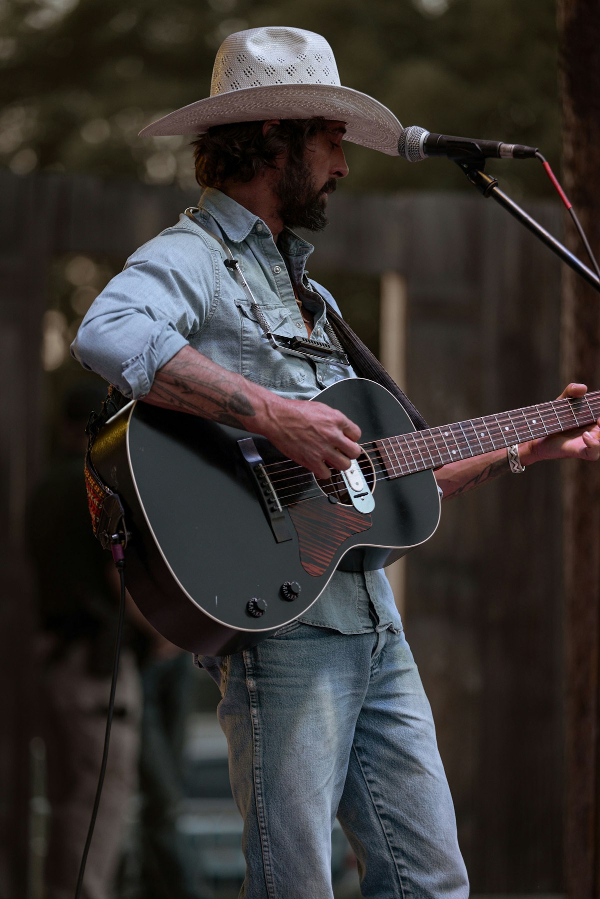 Ryan Bingham performing