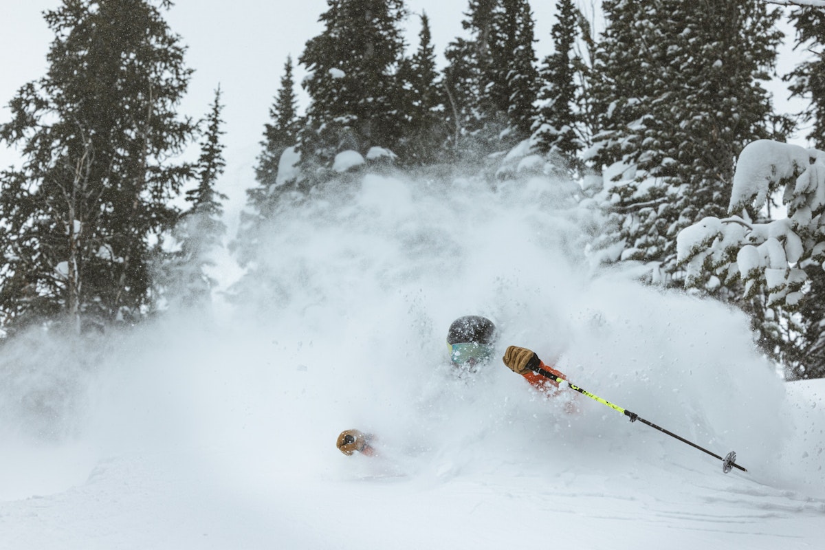 Skiing powder
