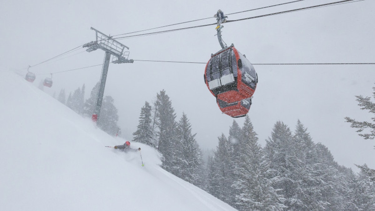 Skiing powder