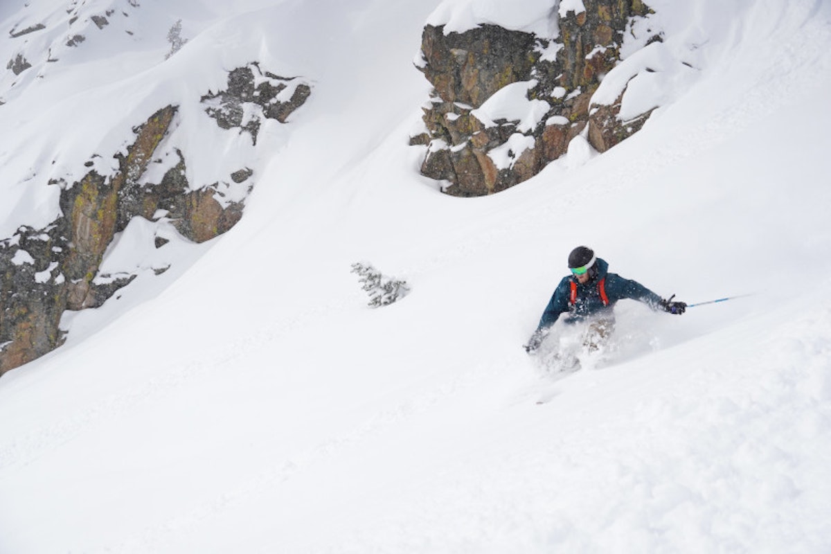 Skiing powder