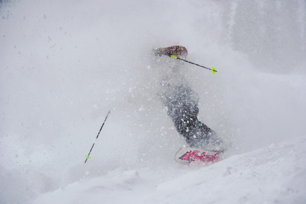 Skiing powder