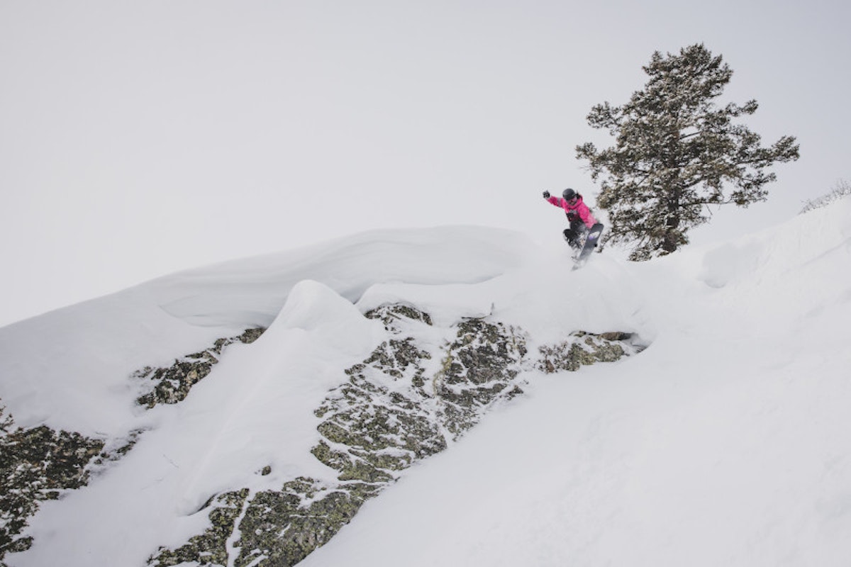 Snowboarding powder