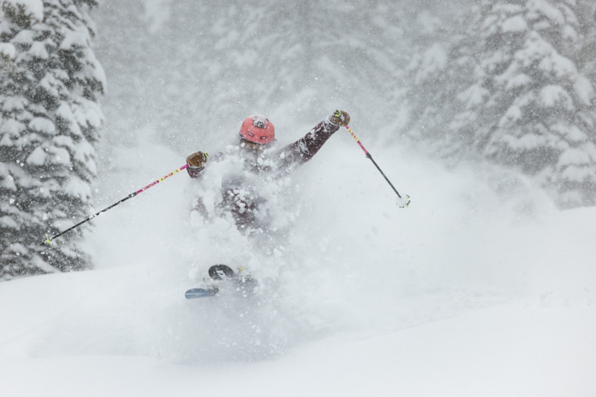Skiing powder