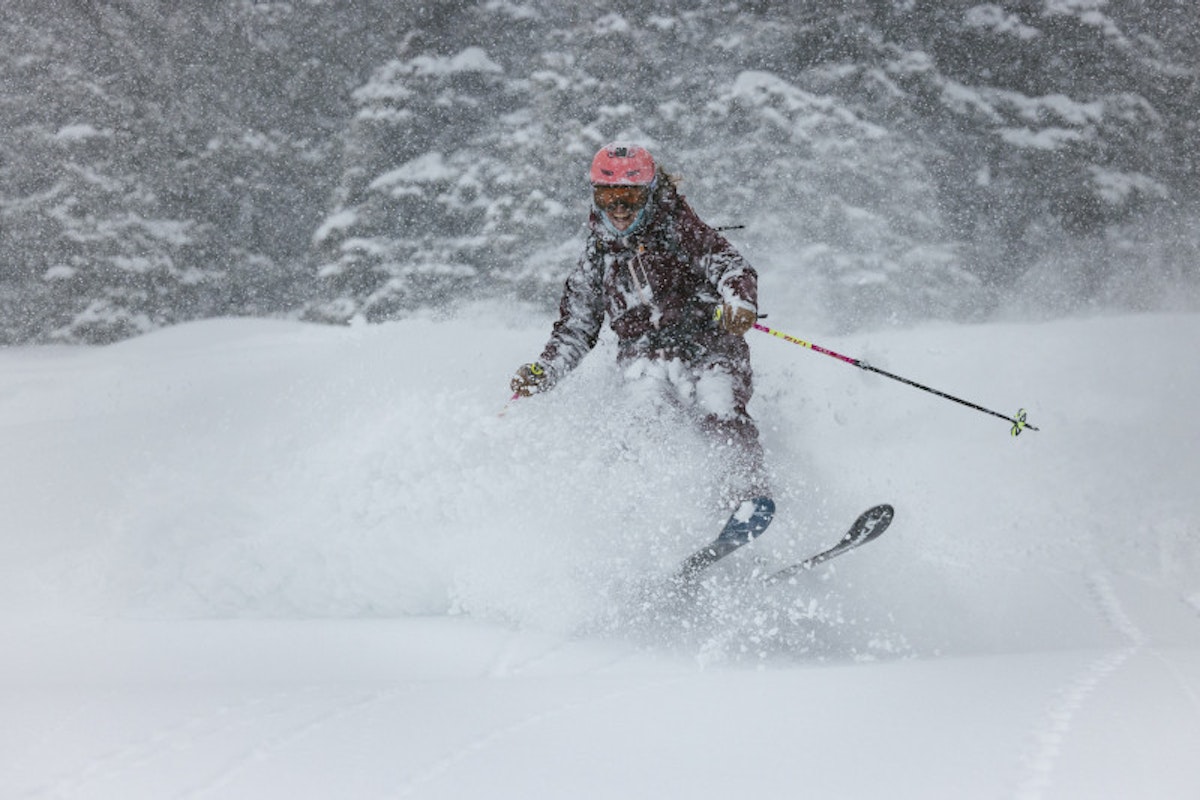 Skiing powder