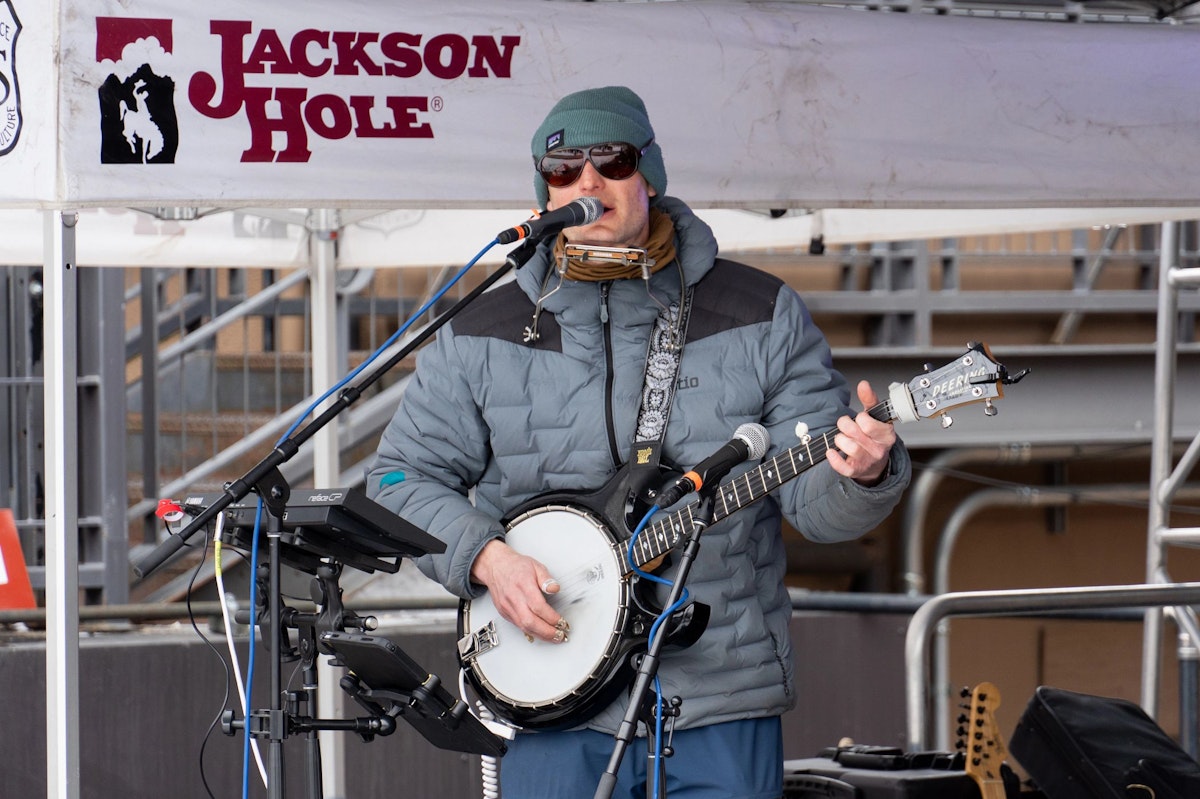 Playing the electric bango at Road to Rendezvous